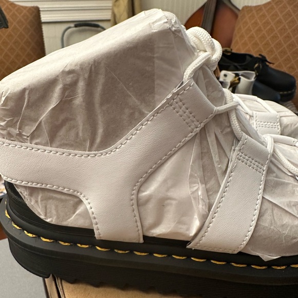 ❤️ Dr. Martens White Nartilla Hydro Leather Sandals - Picture 9 of 10